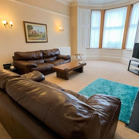 Large Glasgow South Family Home - Free Parking المظهر الخارجي الصورة