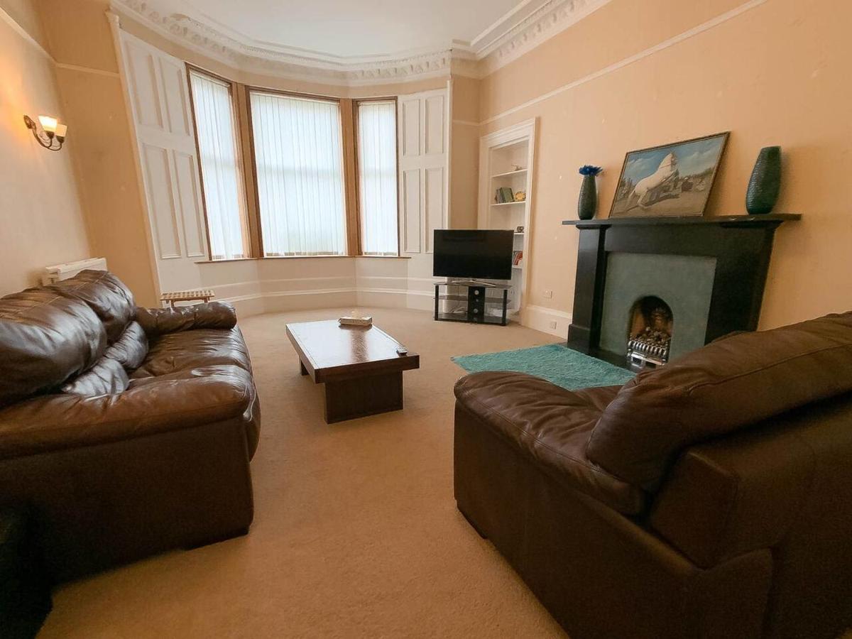 Large Glasgow South Family Home - Free Parking المظهر الخارجي الصورة